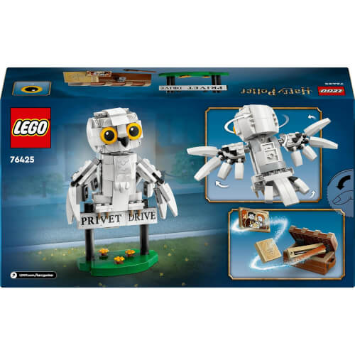 Auf dem Bild ist ein LEGO-Set mit einer Eule namens Hedwig und einem Straßenschild "Privet Drive" zu sehen. Auf der Verpackung sind außerdem ein aufklappbarer Brief und ein Zauberstab abgebildet.