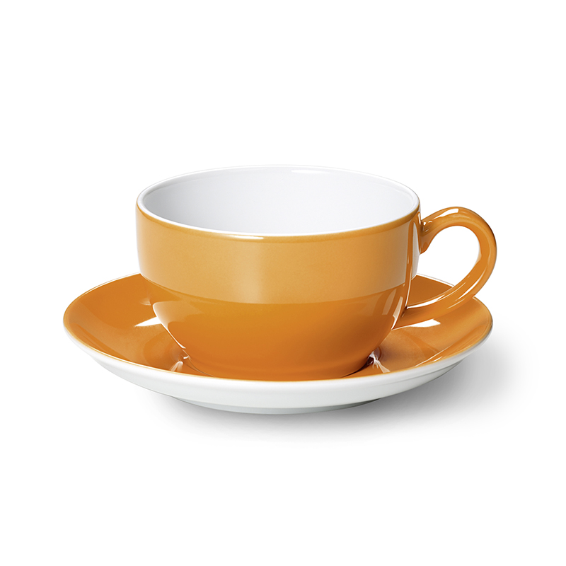 Die Abbildung zeigt eine orangefarbene Cappuccino-Untertasse mit passender Tasse. Die Untertasse hat einen Durchmesser von 16 cm und ist in einer kräftigen, einfarbigen Optik gestaltet.