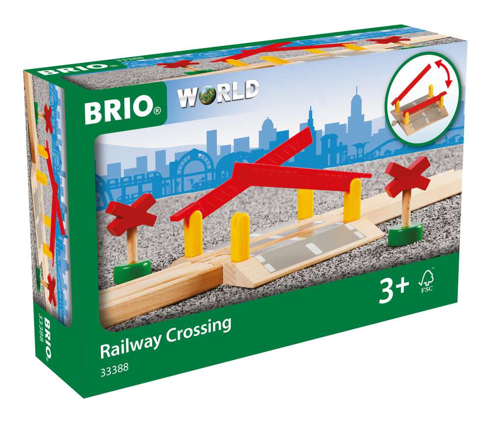Das Bild zeigt das Produkt "BRIO® Bahnübergang 33388" in seiner Verpackung. Es ist ein Spielzeug-Bahnübergang für Kinder ab 3 Jahren.