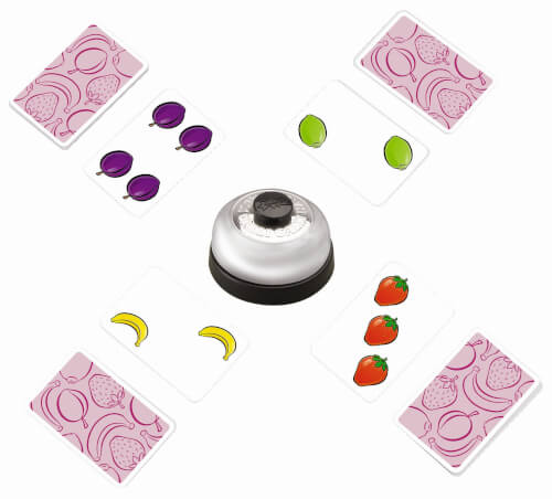 In der Mitte des Bildes befindet sich eine silberne Klingel. Um die Klingel herum liegen Spielkarten mit Obstmotiven wie Pflaumen, Limetten, Bananen und Erdbeeren.
