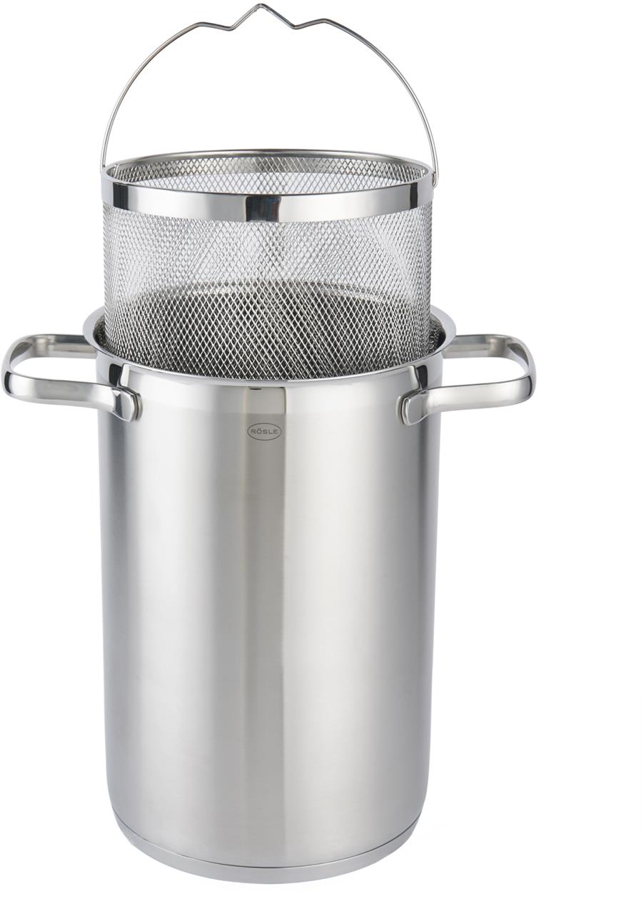 Der Spargel- und Pastatopf 16 cm besteht aus Edelstahl und hat zwei Griffe an den Seiten. Im Topf befindet sich ein herausnehmbarer Metalleinsatz mit Henkel.