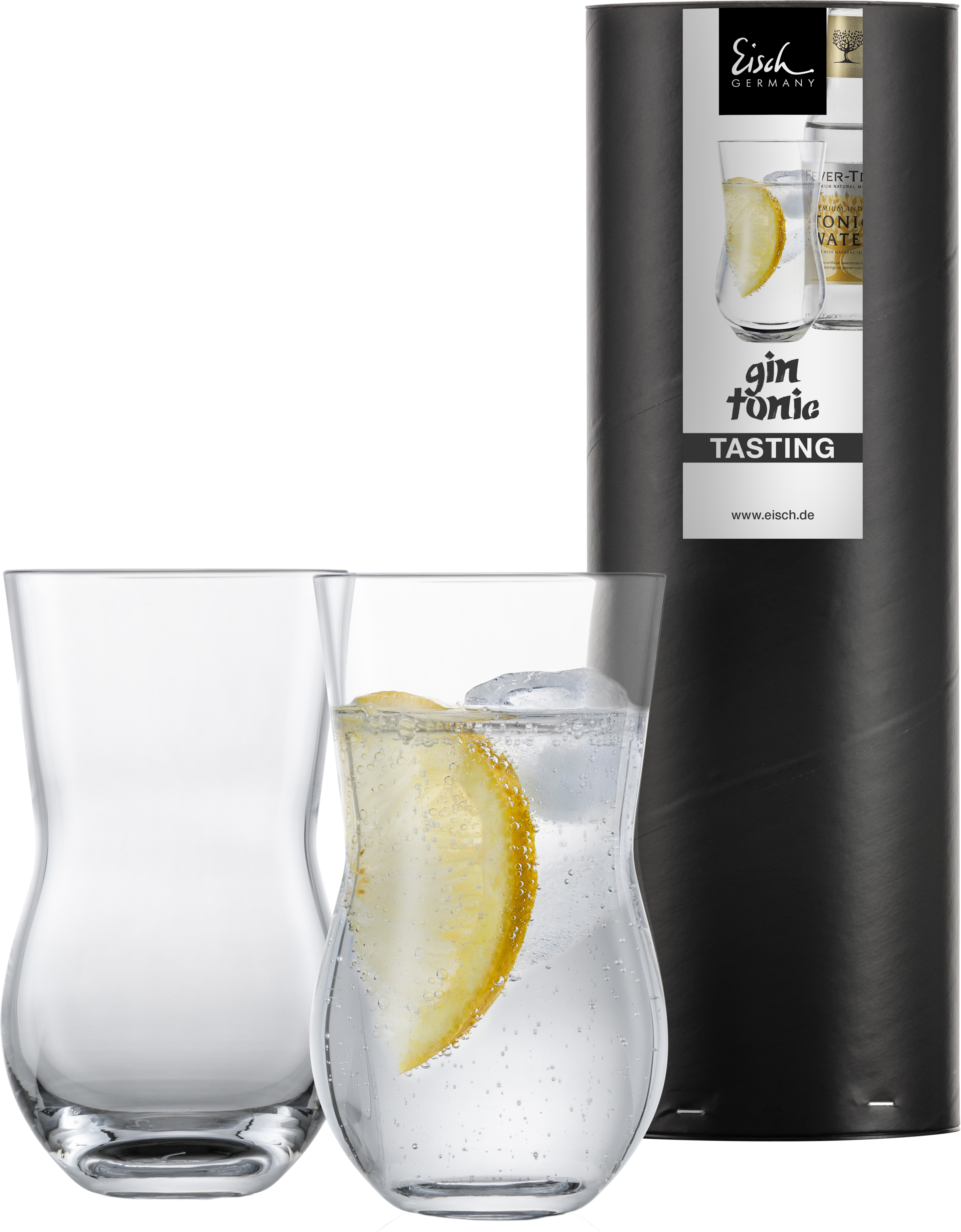 Auf dem Bild sind zwei spezielle Gläser für Gin Tonic zu sehen, eines davon ist mit Eis, einer Zitronenscheibe und einem sprudelnden Getränk gefüllt. Im Hintergrund steht eine schwarze Verpackung mit der Aufschrift "gin tonic TASTING".