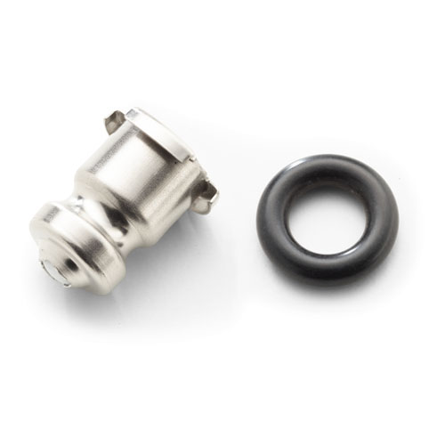 Das Bild zeigt ein silbernes Metallteil neben einem schwarzen O-Ring. Beide Gegenstände liegen auf einer weißen Oberfläche.