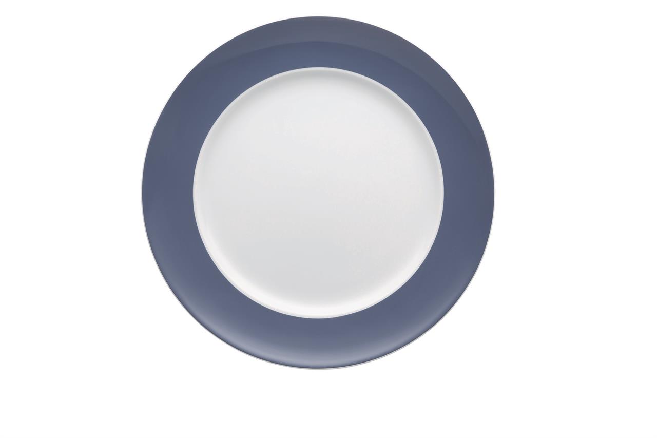 Der Teller hat einen Durchmesser von 27 cm und ist in der Farbe Nordic Blue gehalten. Er hat einen weißen Innenbereich und einen breiten, blauen Rand.