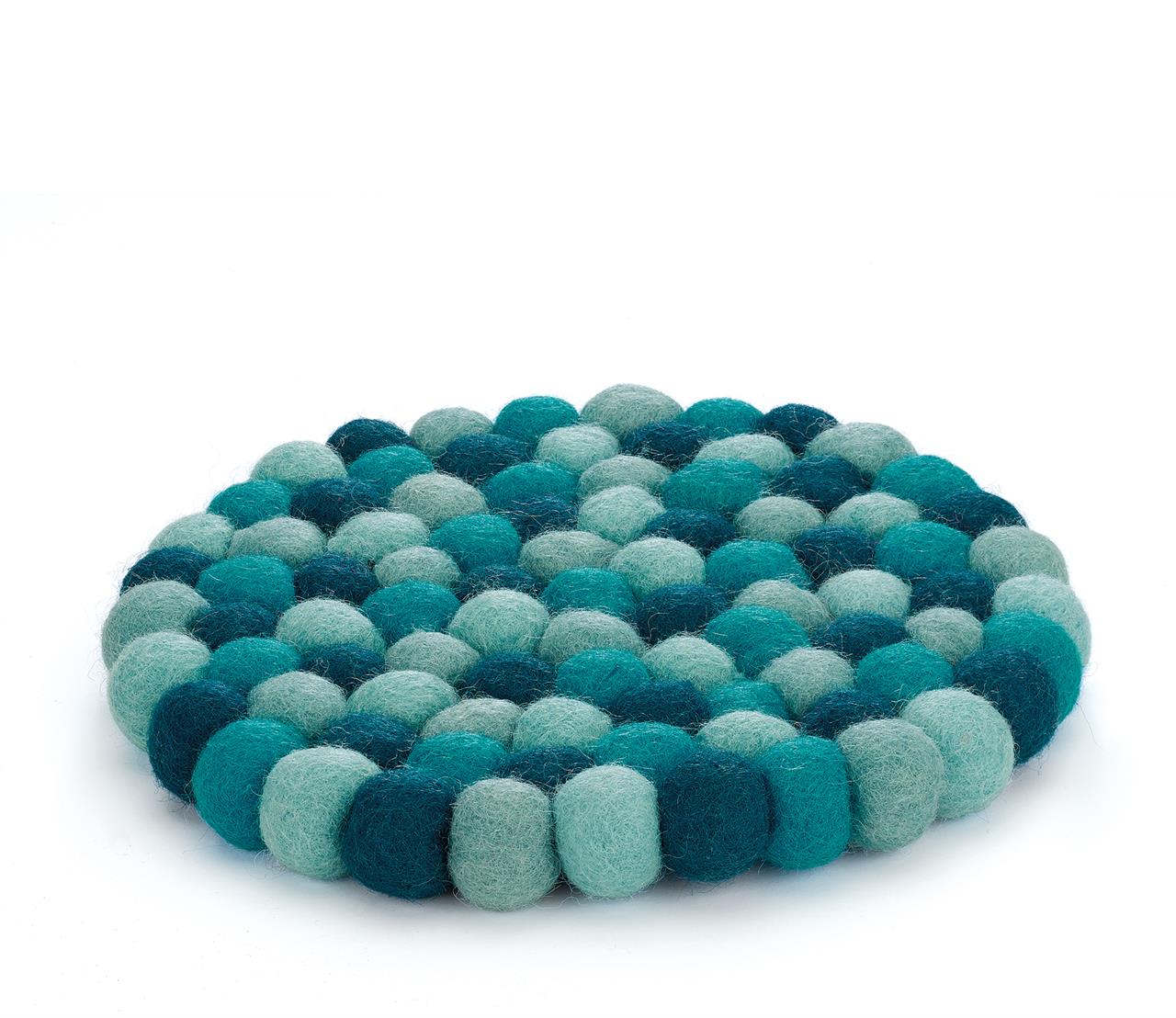 Das Bild zeigt einen runden Untersetzer aus gefilzten Wollkugeln in verschiedenen Blau- und Grüntönen. Der Untersetzer trägt den Namen "Lana Azzurro rund".