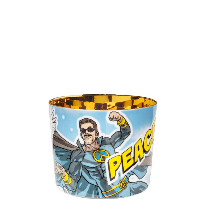Der Champagnerbecher zeigt eine Comicfigur namens "Peace Man" mit Sonnenbrille und einem Umhang. Das Innere des Bechers ist goldfarben, und auf der Außenseite steht das Wort "PEACE".