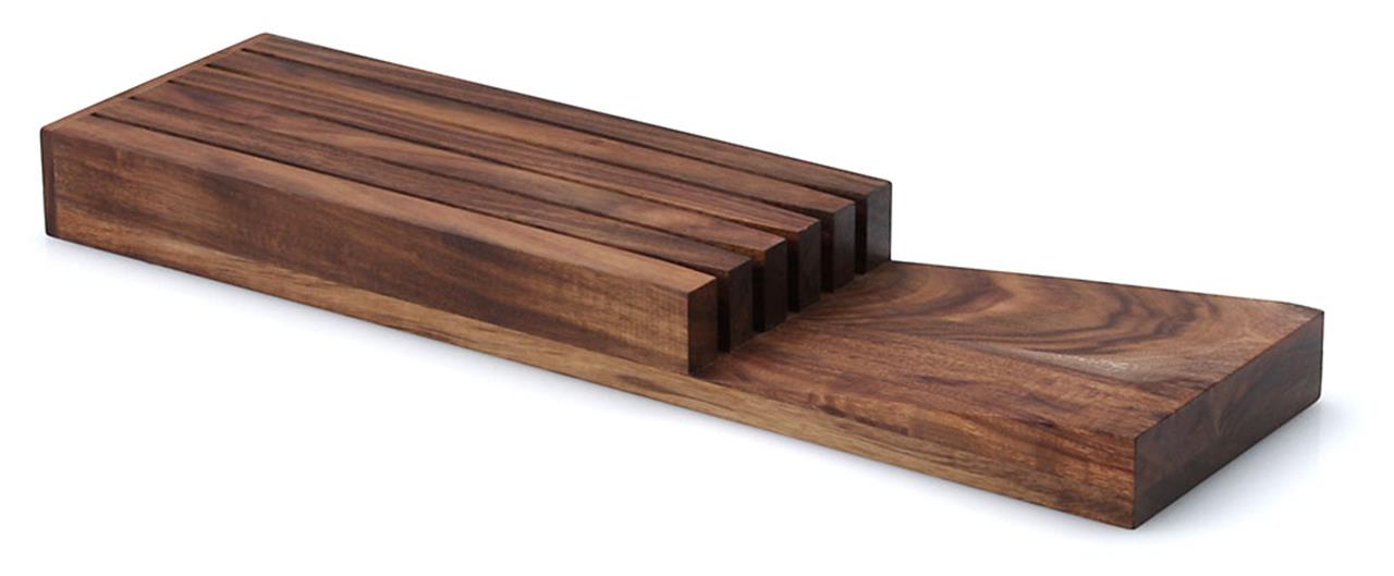 Dies ist ein Messerblock aus Akazienholz für die Schublade. Er bietet Platz für fünf Messer.