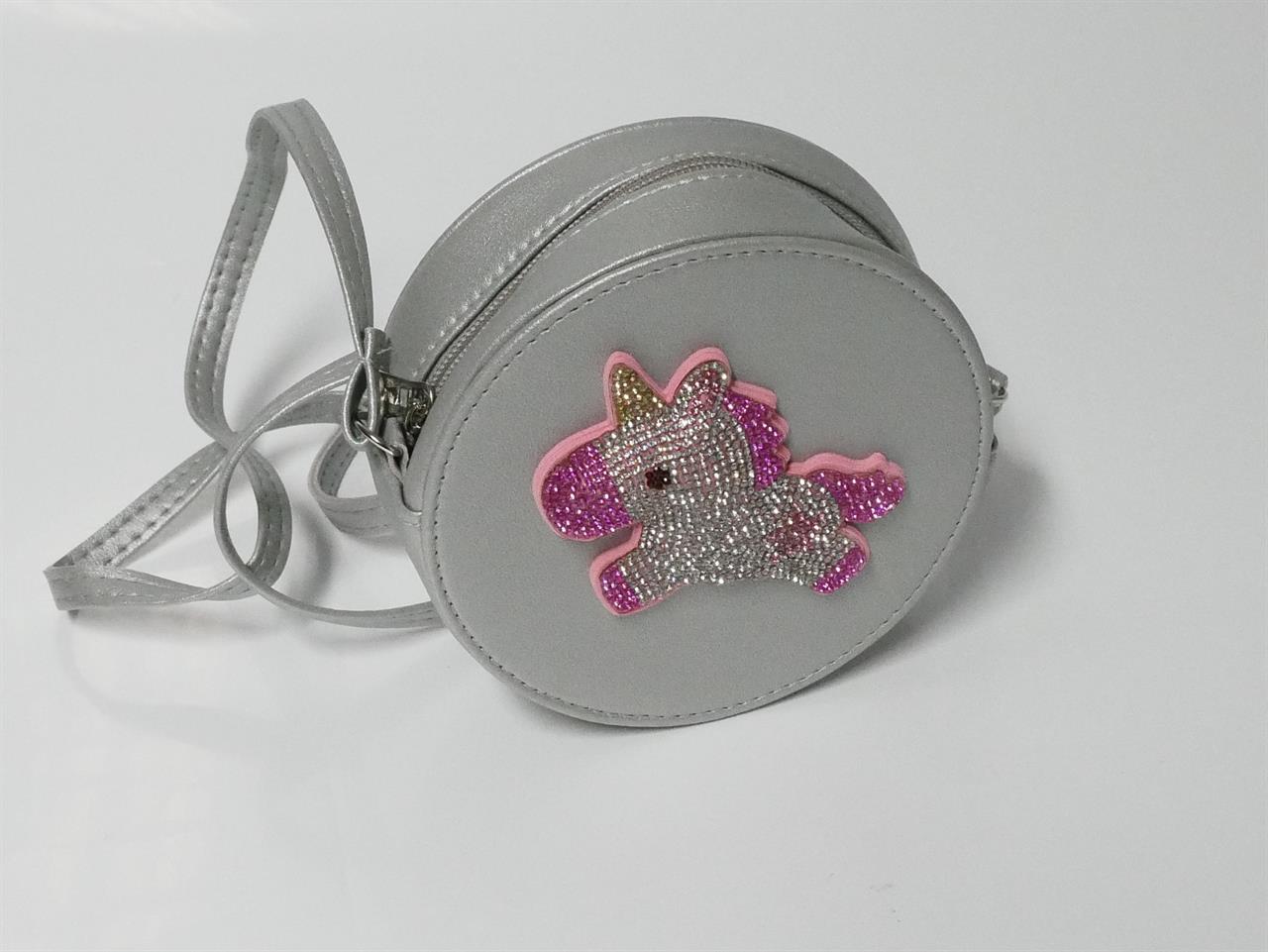 Die Abbildung zeigt eine runde silberne Tasche mit einem bunten Einhorn-Motiv auf der Vorderseite. Die Tasche hat einen langen Schulterriemen.