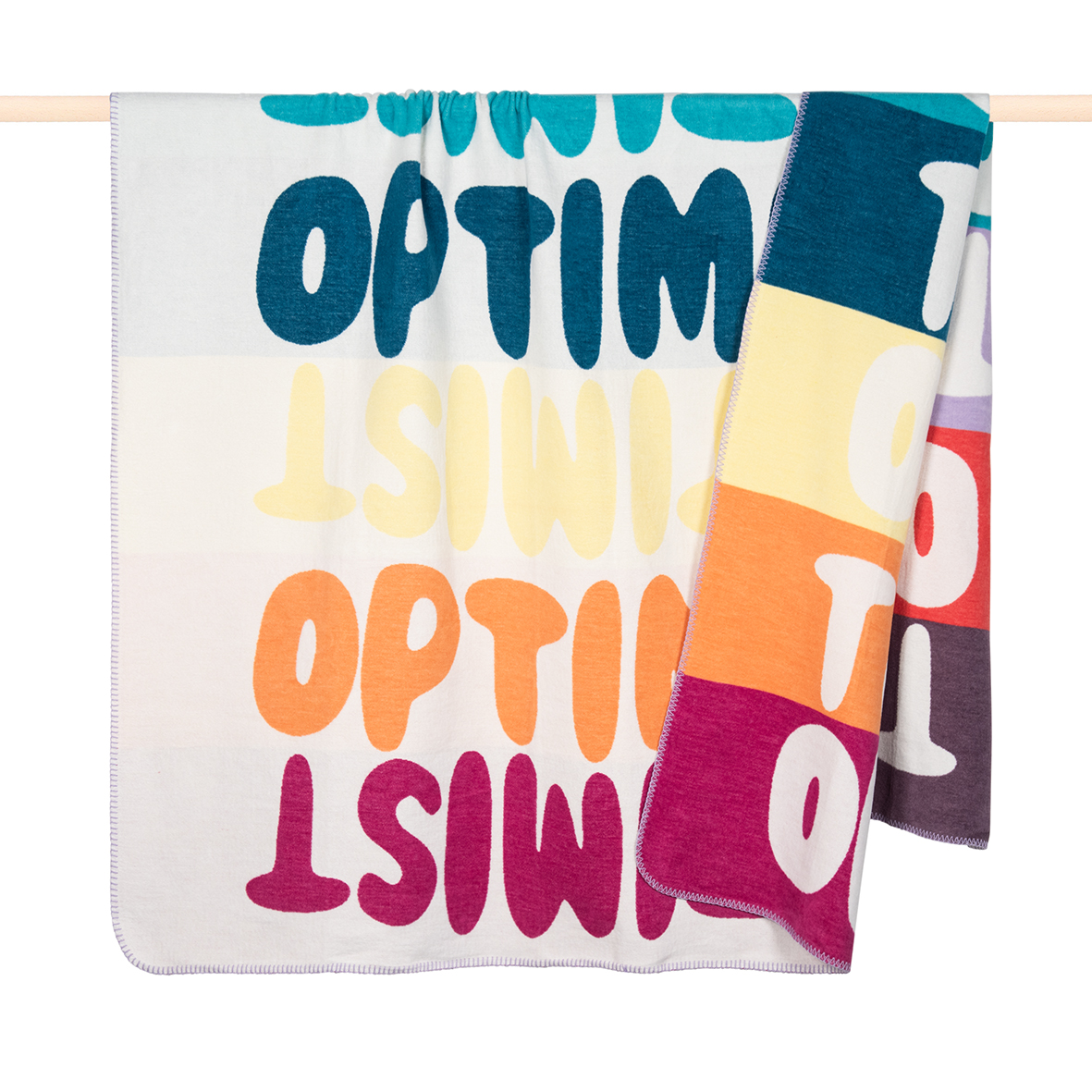 Die Decke "Harmony" Multi hat eine Größe von 150x200cm und zeigt ein farbenfrohes Muster. Sie eignet sich ideal für warme und gemütliche Abende.