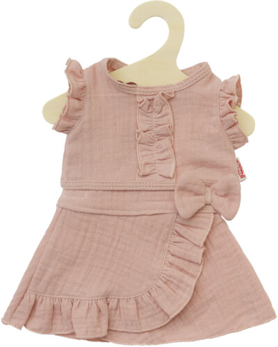 Auf dem Bild ist ein rosa Puppenkleid mit Rüschen zu sehen, das an einem kleinen Kleiderbügel hängt. Das Kleid hat kurze Ärmel und eine dekorative Schleife an der Seite.