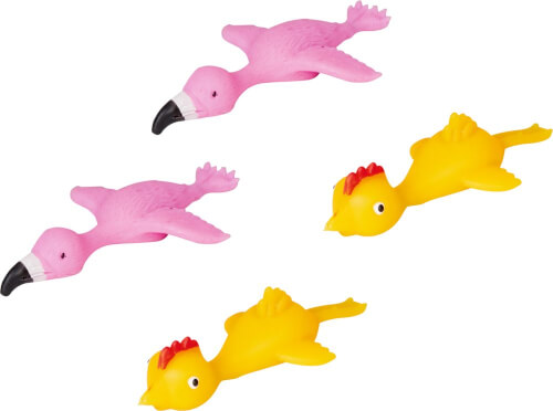 Das Bild zeigt zwei pinke Flamingos und zwei gelbe Hühner aus Kunststoff. Sie sind so gestaltet, dass sie fliegend aussehen.