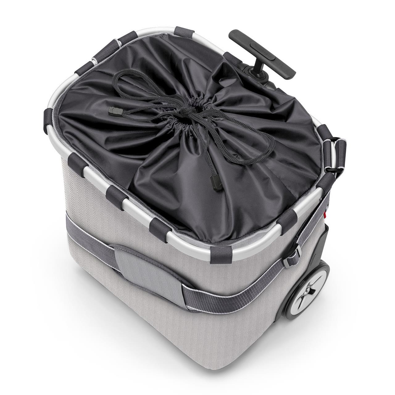 Der Carrycruiser Herringbone Grey ist ein Einkaufskorb mit Rollen und einem praktischen Zugbandverschluss. Er hat ein modernes, graues Design und lässt sich leicht transportieren.