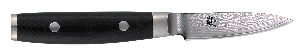 Das Bild zeigt ein Schälmesser RAN mit einer 8 cm langen Klinge. Der Griff ist schwarz mit zwei silbernen Nieten, und die Klinge hat ein auffälliges Damastmuster.