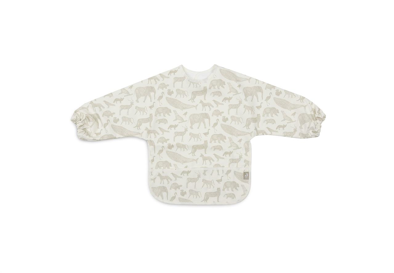 Das Bild zeigt ein wasserdichtes Lätzchen mit Ärmeln in Olive Green. Das Lätzchen ist mit verschiedenen Tiermotiven bedruckt.