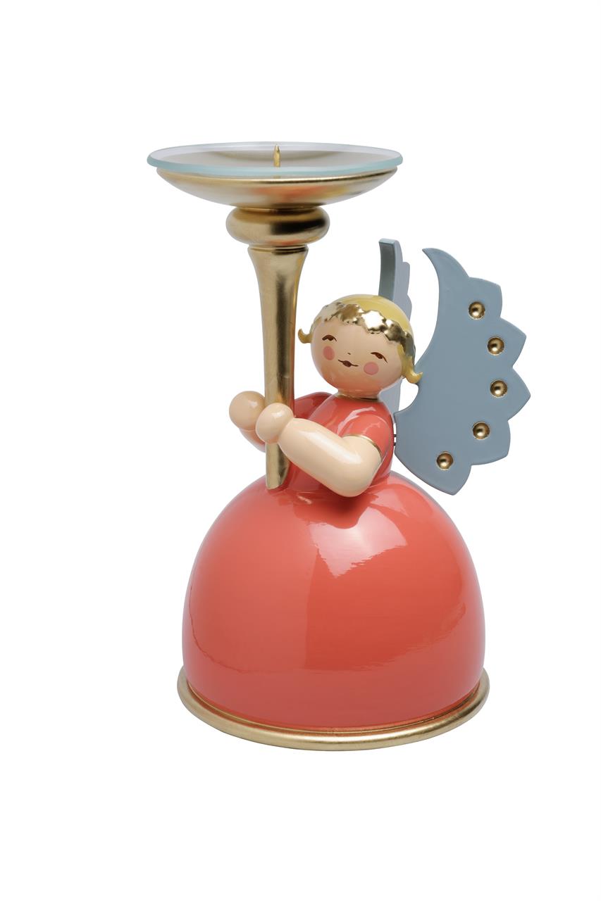 Das Bild zeigt eine Engel-Figur mit einem Kerzenhalter. Der Engel trägt ein rotes Kleid und hat goldene Details sowie blaue Flügel.