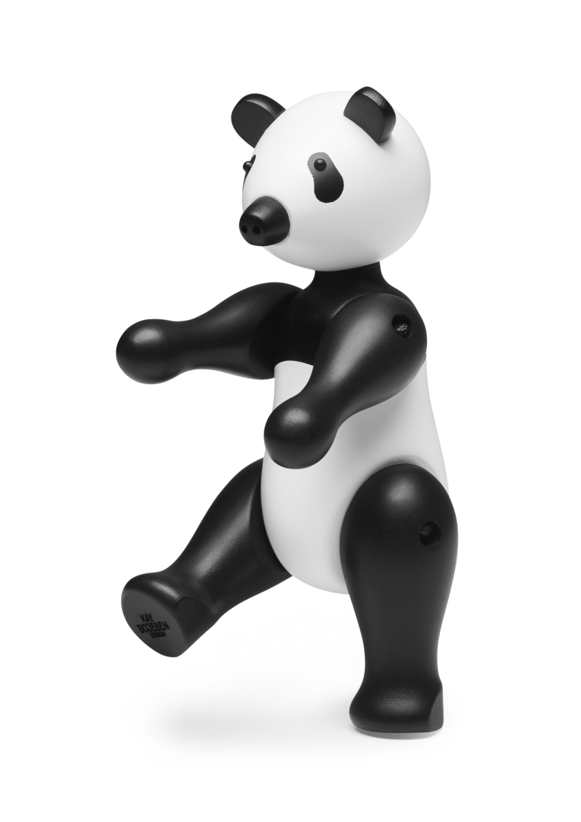 Das Bild zeigt eine kleine, schwarz-weiße Panda-Figur. Die Figur steht auf einem Bein und hat bewegliche Arme und Beine.