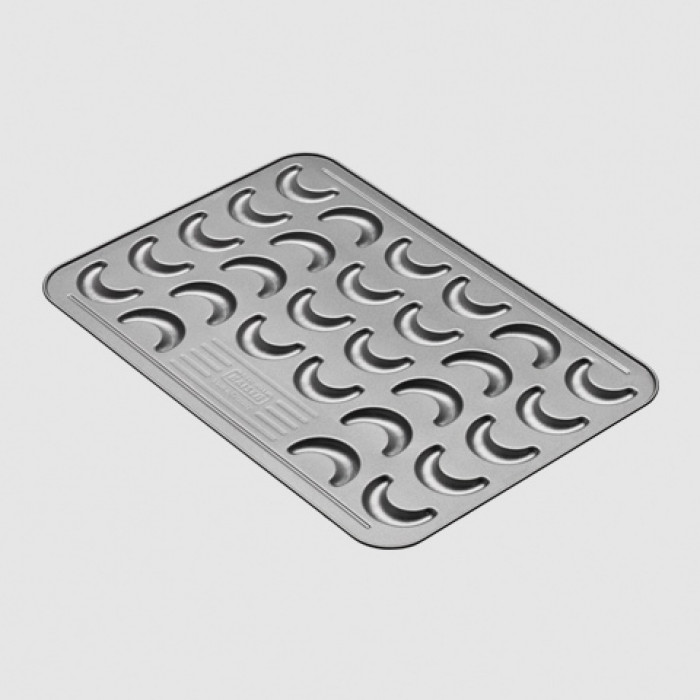 Das Bild zeigt ein Vanillekipferlblech, eine spezielle Backform mit mehreren halbmondförmigen Vertiefungen. Es wird verwendet, um Vanillekipferl gleichmäßig zu backen.