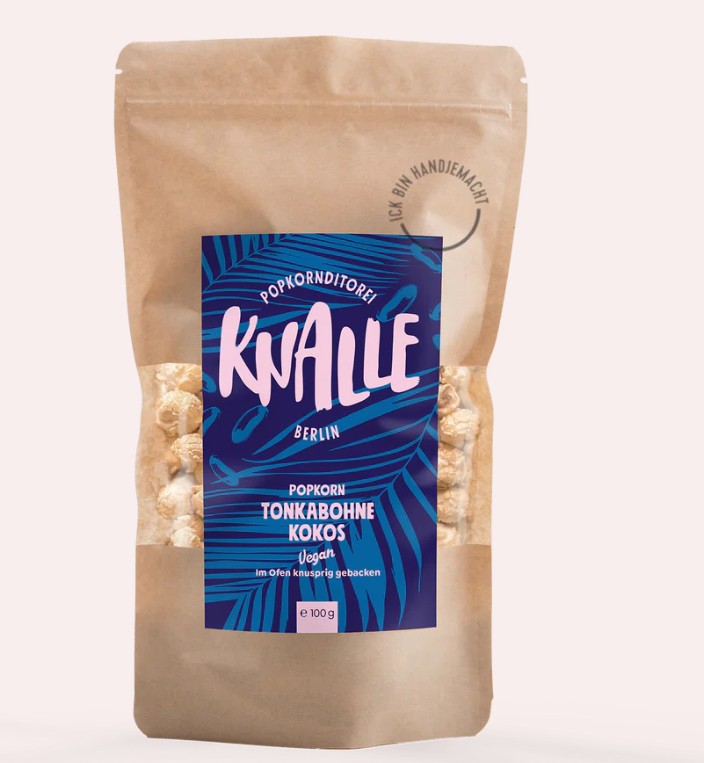 Das Bild zeigt Knalle Popkorn Tonkabohne Kokos 100g vegan. Das Popcorn hat einen Geschmack von Tonkabohne und Kokos.