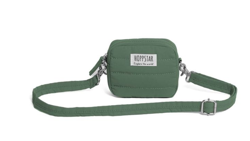 Zu sehen ist die Kameratasche mini laurel. Die kleine Tasche ist in einem grünen Farbton gestaltet.