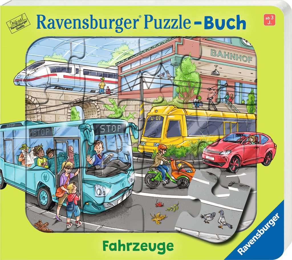 Das Bild zeigt ein buntes Puzzle-Buch von Ravensburger mit verschiedenen Fahrzeugen vor einem Bahnhof. Zu sehen sind ein Bus, ein Zug, ein Auto, Fahrräder und Menschen in einer belebten Straßenszene.