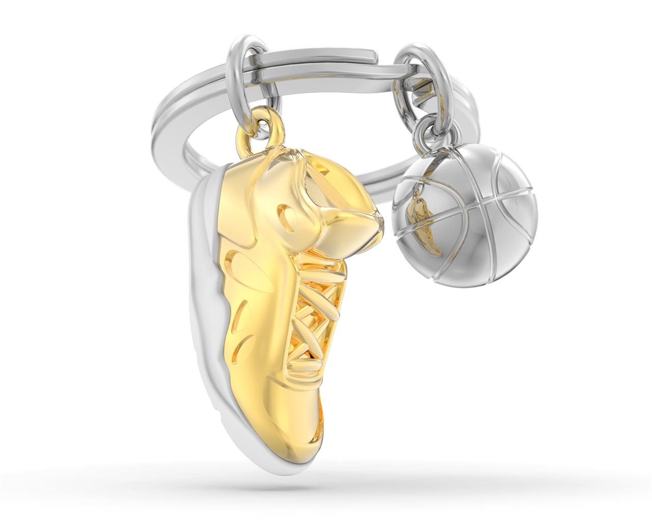 Der Schlüsselanhänger zeigt einen goldfarbenen Basketballschuh und einen silbernen Basketball. Beide Anhänger sind an einem chromfarbenen Schlüsselring befestigt.