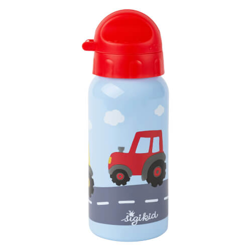 Auf dem Bild ist eine hellblaue Trinkflasche mit einem roten Deckel zu sehen. Auf der Flasche ist ein rotes Auto auf einer Straße abgebildet.
