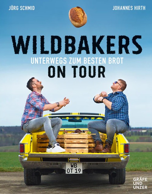 Das Buch WILDBAKERS ON TOUR wird abgebildet. Es dreht sich um kreative Backrezepte und Abenteuer.