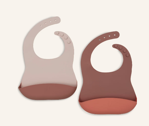 Das Bild zeigt ein Lätzchen aus Silikon in Blush Shades. Es handelt sich um ein 2-teiliges Set für Babys.