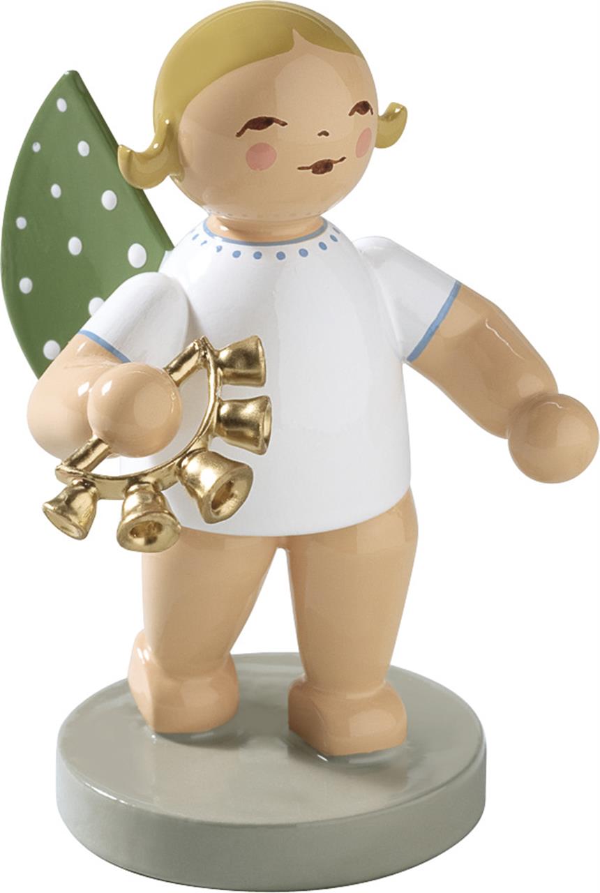 Das Bild zeigt eine kleine Engelsfigur mit einem grünen, gepunkteten Flügel. Der Engel hält einen goldenen Glockenkranz in der Hand.
