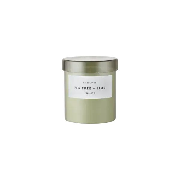 Die Abbildung zeigt eine Duftkerze mit einem silbernen Deckel und einem hellgrünen Glas. Auf dem Etikett steht "Fig Tree - Lime [No. 05]".