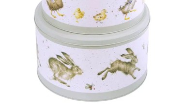 Zu sehen ist die Dose , Hase. Die Dose hat ein Hasenmotiv.