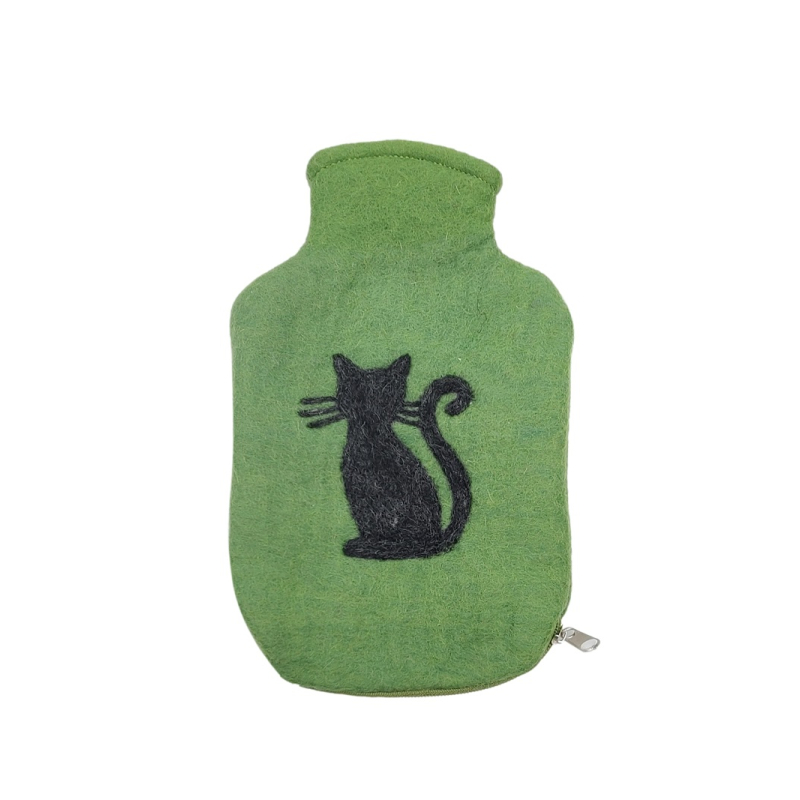 Abgebildet ist ein kleiner Wärmflaschenüberzug Schwarzer Kater für 0,8 Liter Flaschen. Das Design zeigt eine niedliche schwarze Katze.