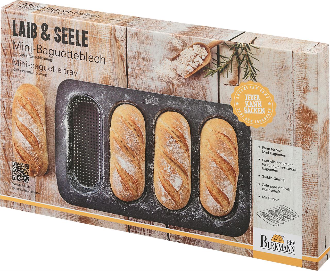 Das Bild zeigt eine Verpackung für ein Mini-Baguetteblech mit Antihaftbeschichtung für vier Mini-Baguettes. Auf der Verpackung sind das Blech, frisch gebackene Baguettes und Produktinformationen abgebildet.