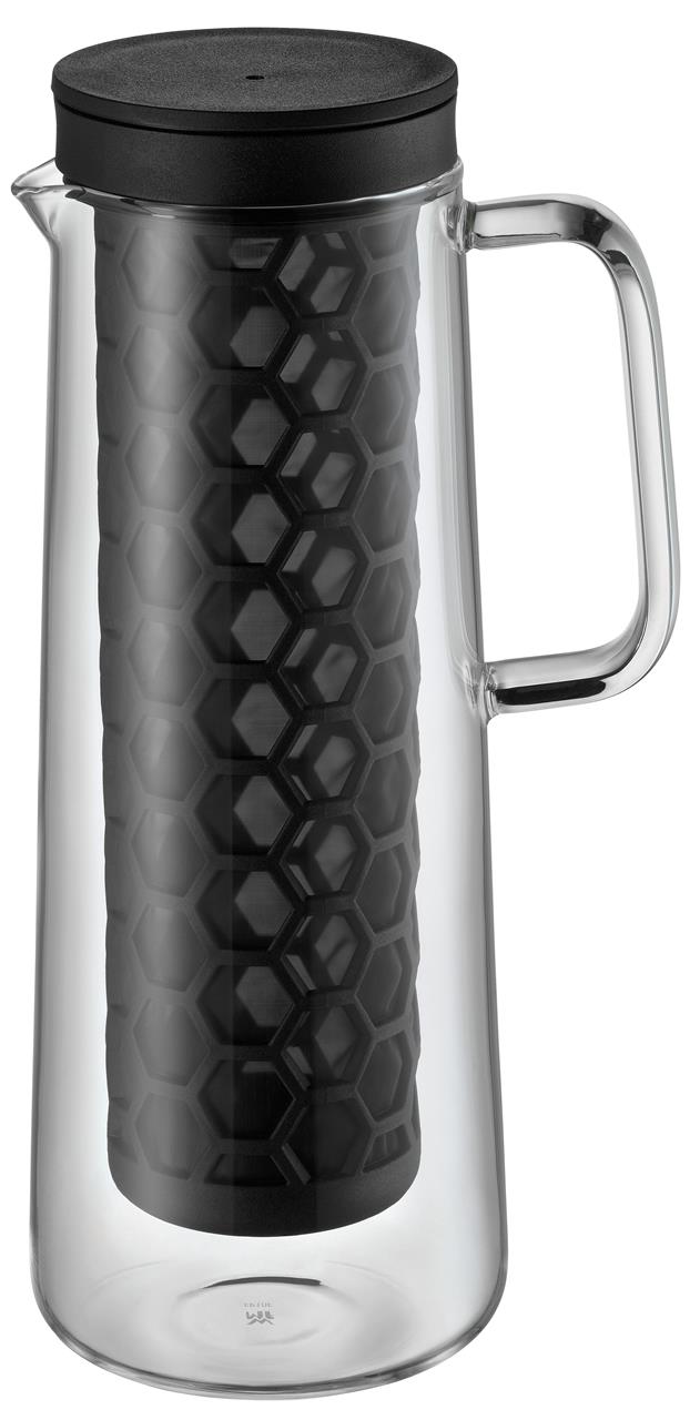 Das Bild zeigt den WMF Cold Brew Kaffeezubereiter mit einem modernen, klaren Design. Er besteht aus Glas und hat einen schwarzen Einsatz mit Wabenmuster im Inneren.