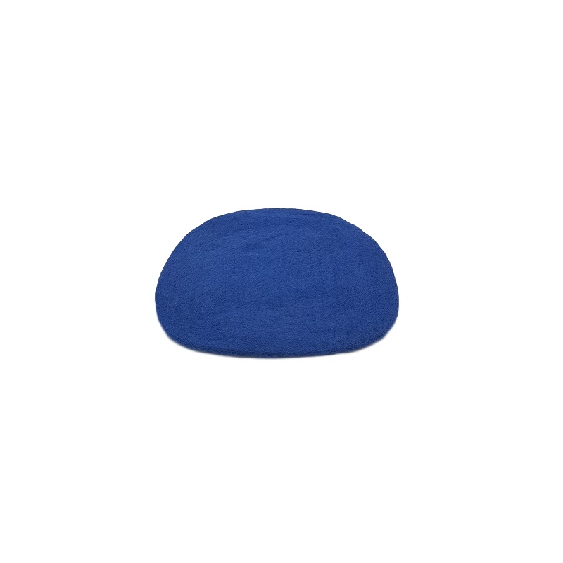 Das Bild zeigt ein Sitzkissen aus Filz in der Farbe Hellblau. Das Kissen hat eine trapezförmige Form und misst etwa 40 cm x 35 cm.