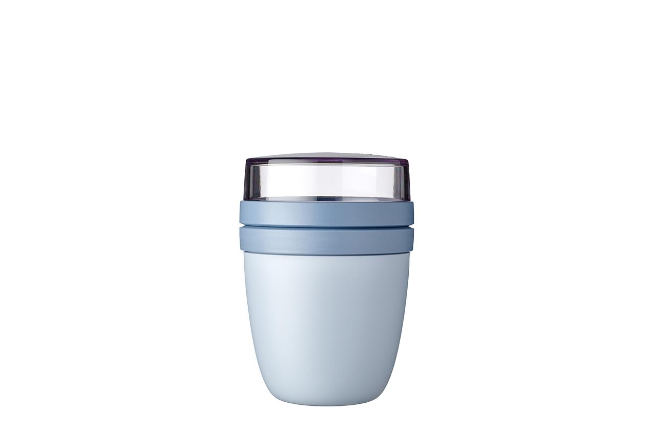 Das Bild zeigt den Lunchpot Ellipse Mini in der Farbe Nordic Blue. Der Behälter hat ein modernes Design mit einem transparenten Deckel und einem hellblauen Körper.