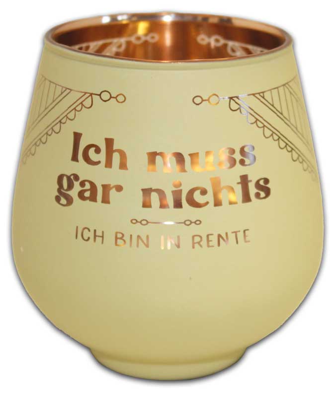 Auf dem Bild ist ein Windlicht mit der Aufschrift „Ich muss gar nichts – Ich bin in Rente“ zu sehen. Das Windlicht ist außen beige und innen kupferfarben gestaltet.