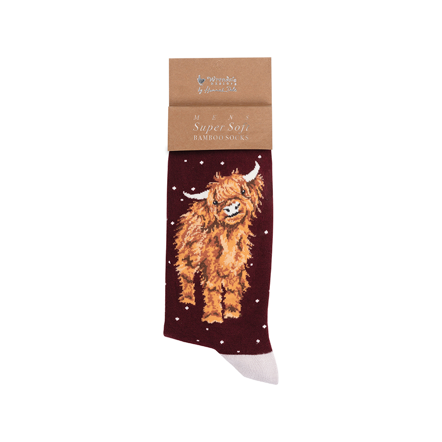 Männersocken mit Highland Rinder Motiv, Produktname: "A Highland Christmas". Perfekt für festliche Anlässe und warme Füße im Winter.