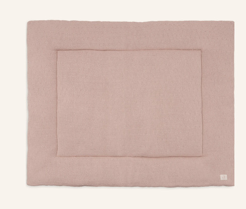 Die Krabbeldecke 75x95cm Sprinkle Knit - Silk Rose ist auf dem Bild zu sehen. Sie hat eine zarte rosa Farbe und eignet sich ideal für Babys.