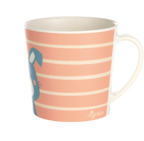Die Tasse ist rosa mit weißen horizontalen Streifen. An der Seite ist ein blauer Hase abgebildet.