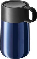 Dieser Reisebecher heißt "Travel Mug Impulse" und ist in einem mittleren Blauton gehalten. Er hat einen schwarzen Deckel mit Henkel.