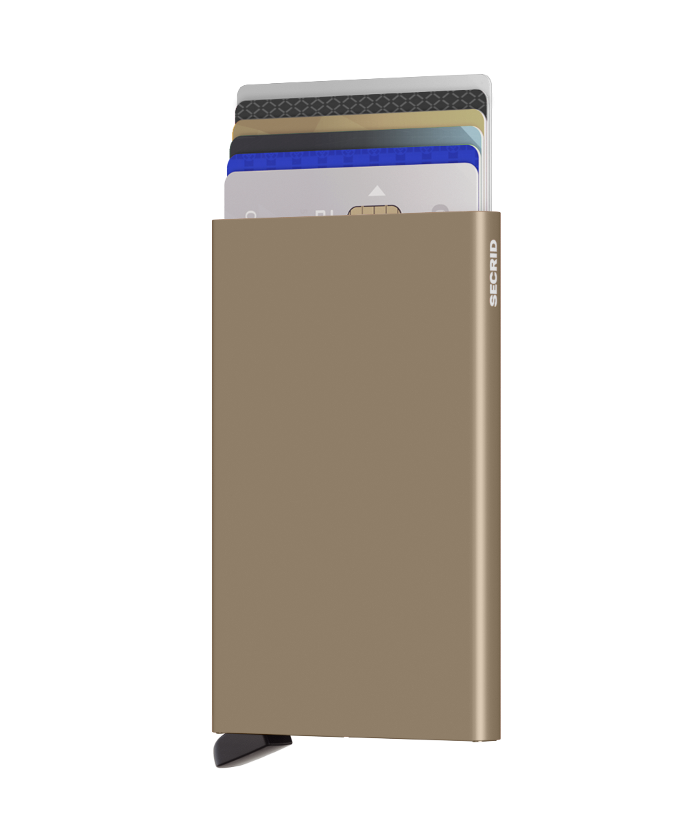 Das Bild zeigt den Cardprotector Sand, ein Kartenetui in sandfarbener Ausführung. Mehrere Karten sind ordentlich im Etui einsortiert.