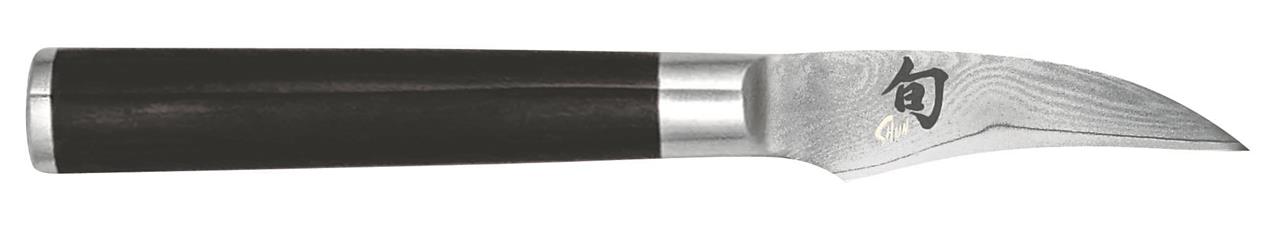 Das Bild zeigt ein Schälmesser der Marke Shun mit einer Klingenlänge von 6 cm. Das Messer hat eine gebogene Klinge und einen dunklen Griff.