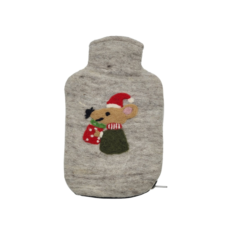 Der Wärmflaschenüberzug Maus mit Geschenk ist in hellgrau gestaltet. Ideal als niedlicher Wärmespender im Winter.