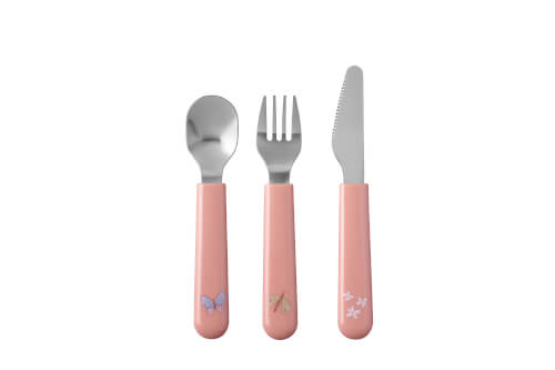 Auf dem Bild sind ein Löffel, eine Gabel und ein Messer mit rosa Griffen zu sehen. Die Griffe haben kleine, bunte Motive wie einen Schmetterling, eine Libelle und Blümchen.