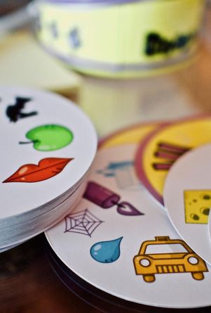 Das Bild zeigt ein Produkt mit dem Namen 'Asmodee'. Es könnte sich um ein Gesellschaftsspiel handeln.