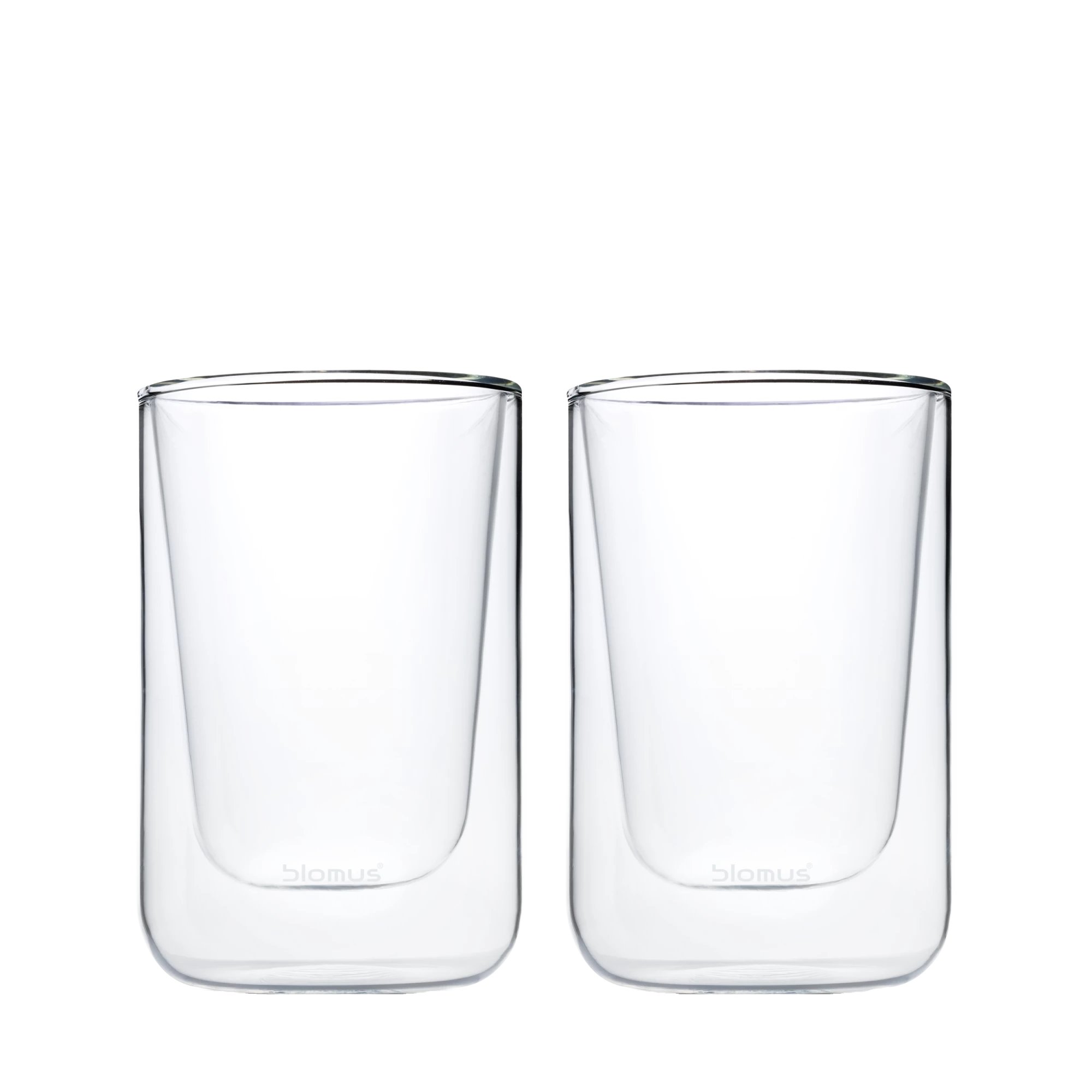 Auf dem Bild sind zwei doppelwandige Gläser zu sehen. Sie stehen nebeneinander auf einem weißen Hintergrund.