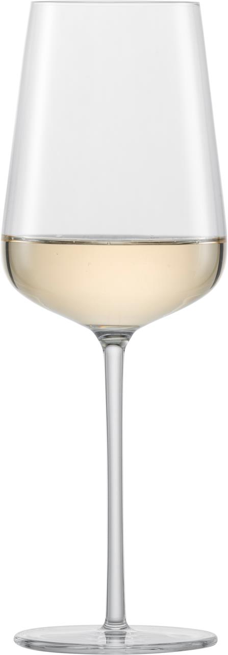 Das Bild zeigt ein Weinglas mit weißem Wein, genannt "Riesling 0. mit Moussierpunkt, 406 ml, Vervino". Das Glas steht aufrecht und ist teilweise gefüllt.