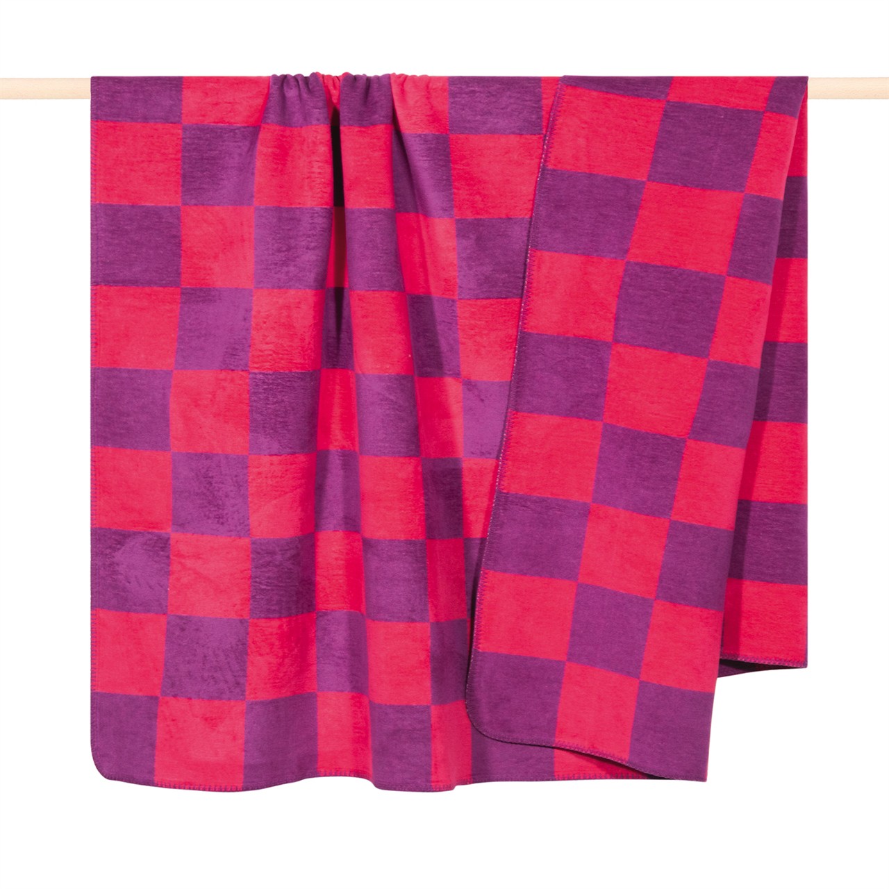 Die Decke "Chess" in Pink und Violett misst 150x200 cm. Sie zeigt ein Schachbrettmuster mit abwechselnden rosa und violetten Quadraten.