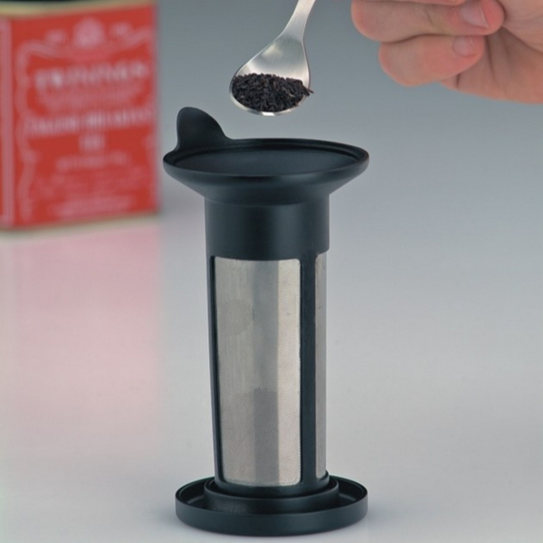 Ein kompakter Teefilter ist im Bild zu sehen. Das Produkt eignet sich für feinen Teeaufguss.